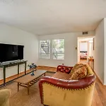 Walkable Dallas Condo About 3 Mi To Downtown!