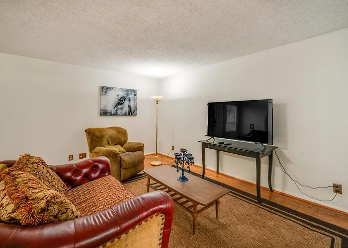 Walkable Dallas Condo About 3 Mi To Downtown!