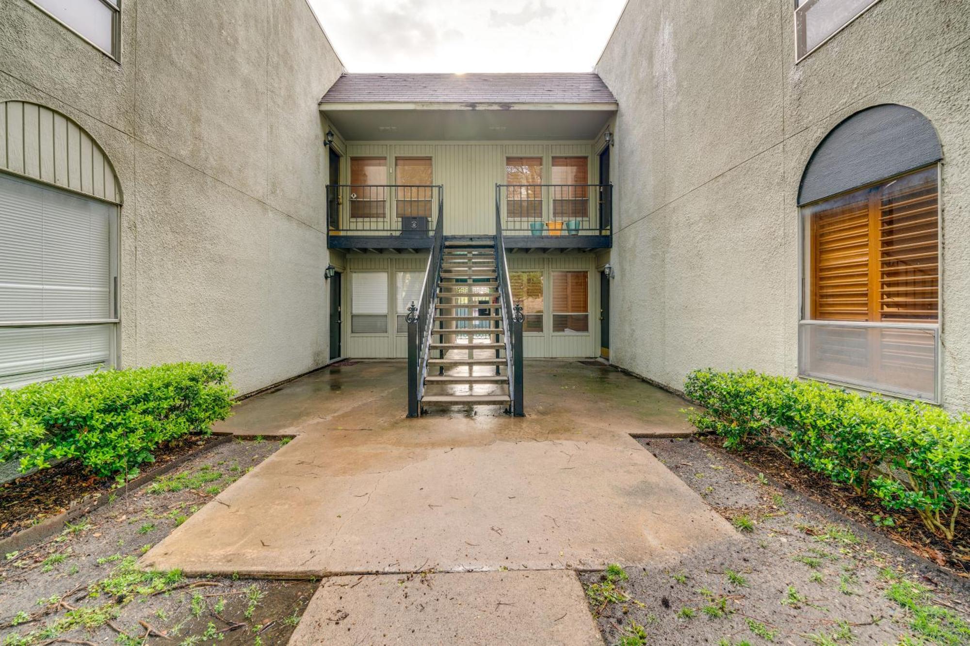 Apartment Walkable About 3 Mi To Downtown!